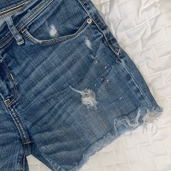 Free with any purchase 10$ or more. Abercrombie distressed Jean Short Size 28 - Picture 3 of 6